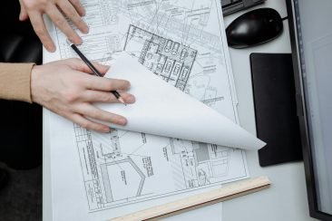 Arquitecta con planos sobre la mesa